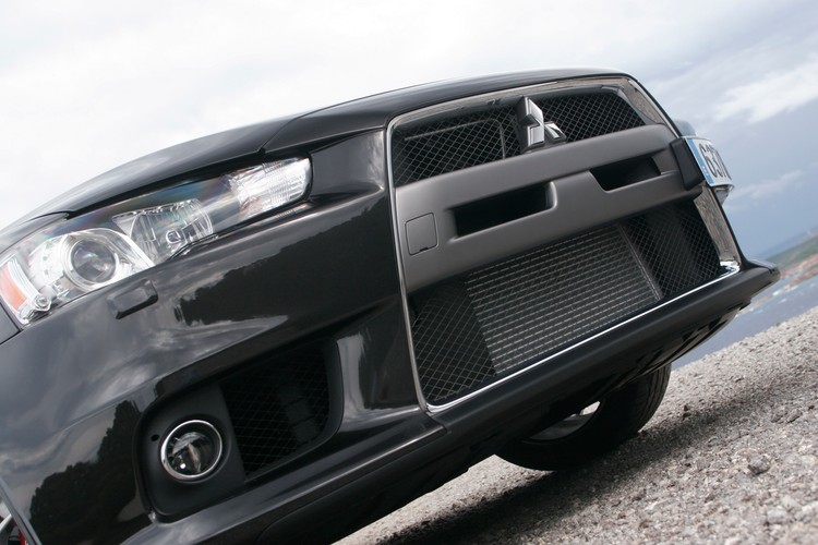 Wersja High Performance, to jednorurowe amortyzatory Bilstein ...