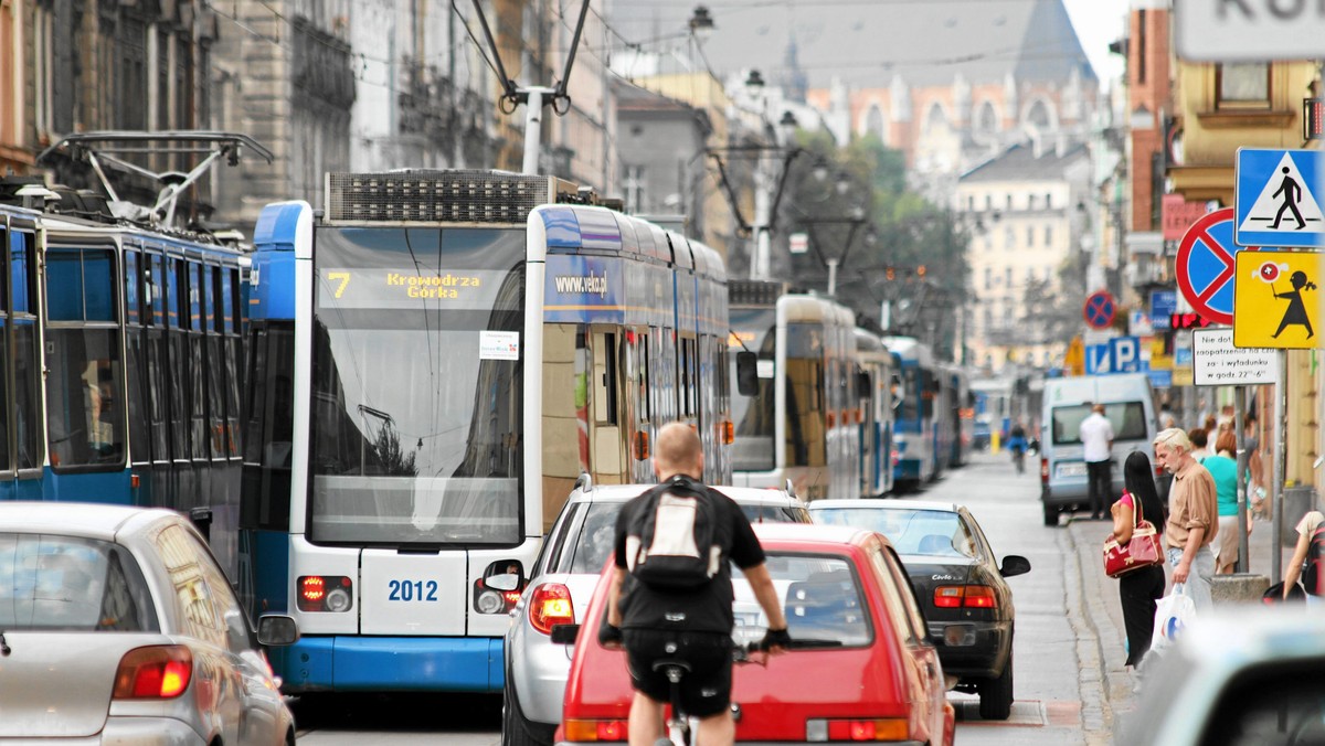 Burza po próbie zmian nazw przystanków trochę już ucichła. ZIKiT wycofał się z pomysłu i zapowiedział, że będą prowadzone konsultacje w tej sprawie z dzielnicami. Sprawdziliśmy więc, jak wyglądały one wcześniej.