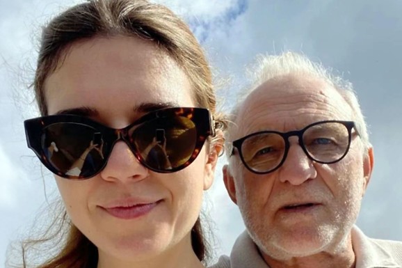 GOLA RAMENA I NE NOSI BRUSTHALTER! Anica Lazić privukla sve poglede u kafiću, a Mirka Vasiljević nije ostala imuna na prizor: Odmah morala da reaguje