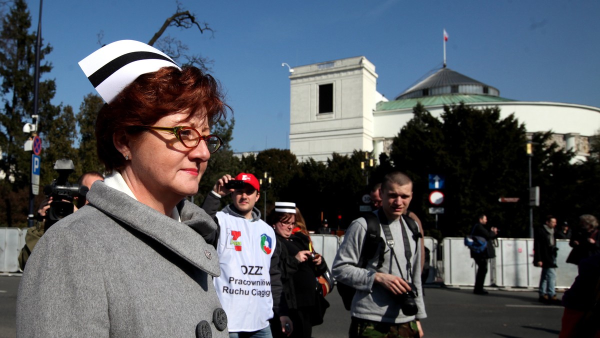 - Po zakończeniu sporu z rządem ws. kontraktów zrezygnuję ze stanowiska przewodniczącej Ogólnopolskiego Związku Zawodowego Pielęgniarek i Położnych - poinformowała Dorota Gardias. - Pojawiają się fałszywe oskarżenia, że dbamy o własne interesy. Nie mogę sobie na to pozwolić - powiedziała Gardias.