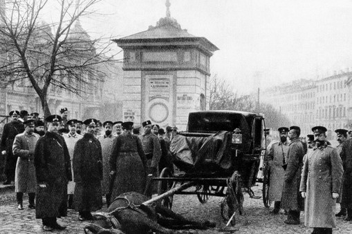 Sankt Petersburg, 1906 r. Policja zabezpiecza ulicę po ataku bombowym na transport pieniędzy.