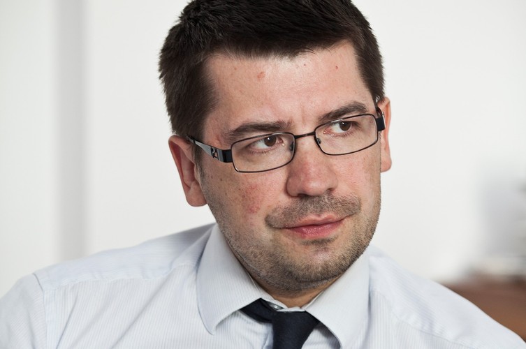 <strong>28. Mariusz Haładyj</strong>
<br></br>
prezes Prokuratorii Generalnej RP
<br></br>
Człowiek, który jest jeszcze mniej widoczny niż wcześniej, a przecież nadal jest czołowym polskim urzędnikiem i zaufanym prawnikiem premiera. Co ważne – ponadpartyjnym. Haładyj wiceministrem gospodarki został w 2012 r., za czasów rządów koalicji PO–PSL. Utrzymał stanowisko po przejęciu władzy przez PiS, zostając wiceministrem rozwoju, a następnie przedsiębiorczości. W 2019 r. przeszedł do Prokuratorii Generalnej RP. Nie ukrywa, że chciałby zwiększyć liczbę ugód zawieranych przez Skarb Państwa i państwowe osoby prawne. Co zresztą sukcesywnie czyni. Jeden z ostatnich sukcesów to porozumienie zawarte pomiędzy najbliższymi ofiar katastrofy hali Międzynarodowych Targów Katowickich (MTK) a Skarbem Państwa. Jedną kwestią jest to, że udało się zakończyć sprawę. Drugą – znacznie ważniejszą – że ciężko doświadczeni przez los ludzie wreszcie zobaczyli ludzką twarz państwowej administracji. 
<br></br>
PSŁ