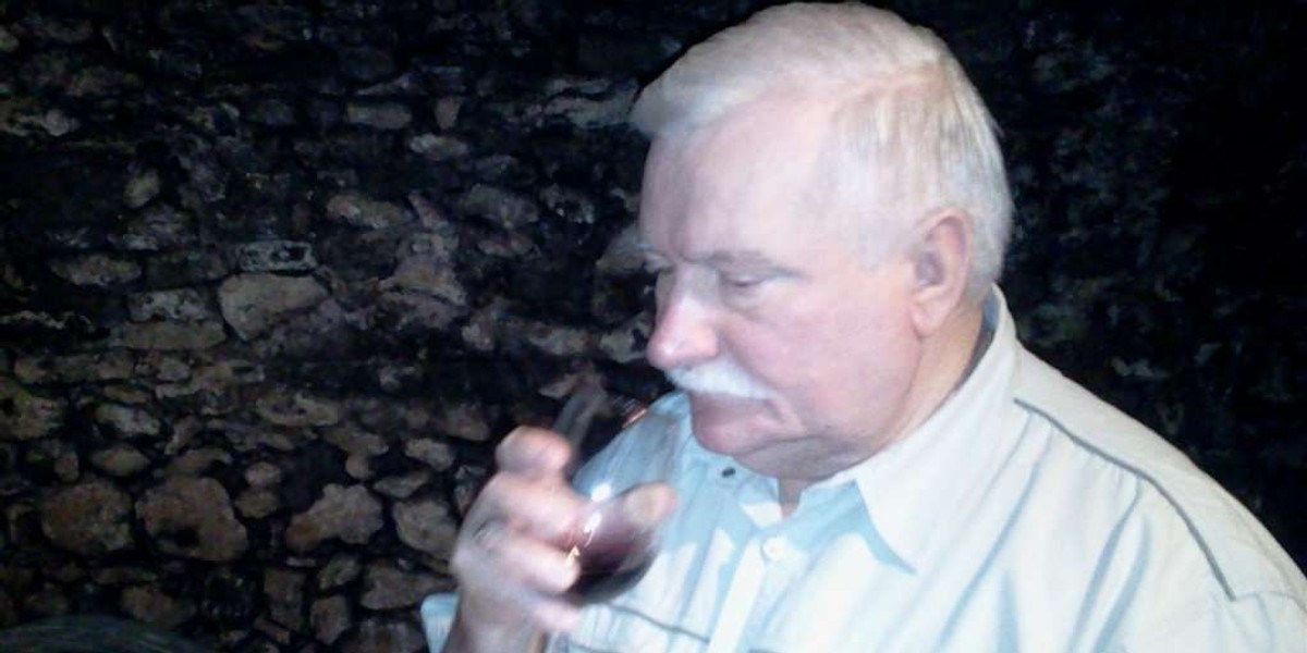 Lech Wałęsa z lampką wina