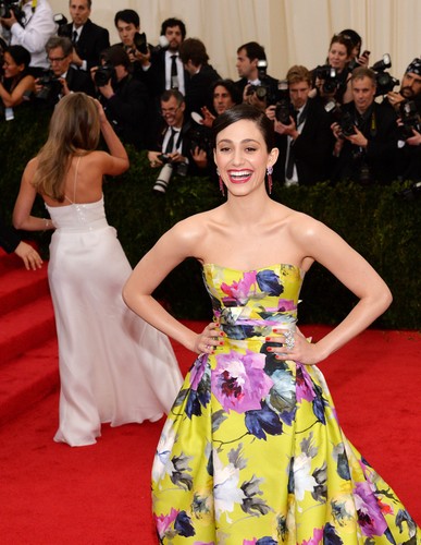 Emmy Rossum na gali Met w Nowym Jorku