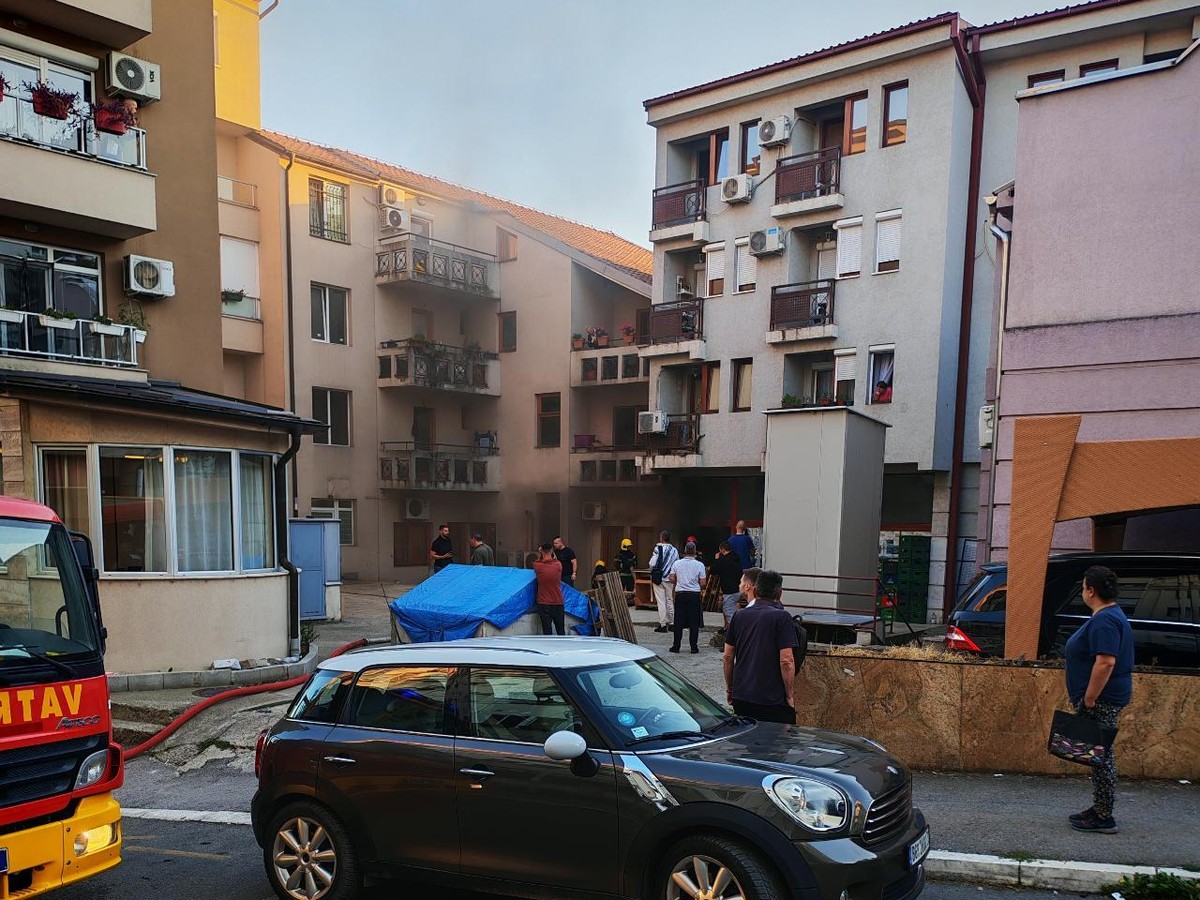 Požar u stambenoj zgradi u centru Lazarevca, vatrogasci na terenu