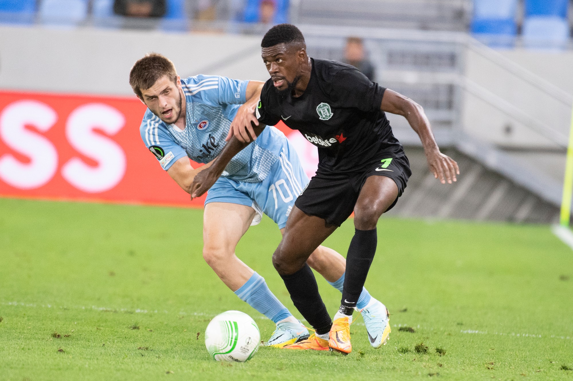 Vpravo Jöel Bopesu (Vilnius) a vľavo Giorgi Čakvetadze (Slovan).