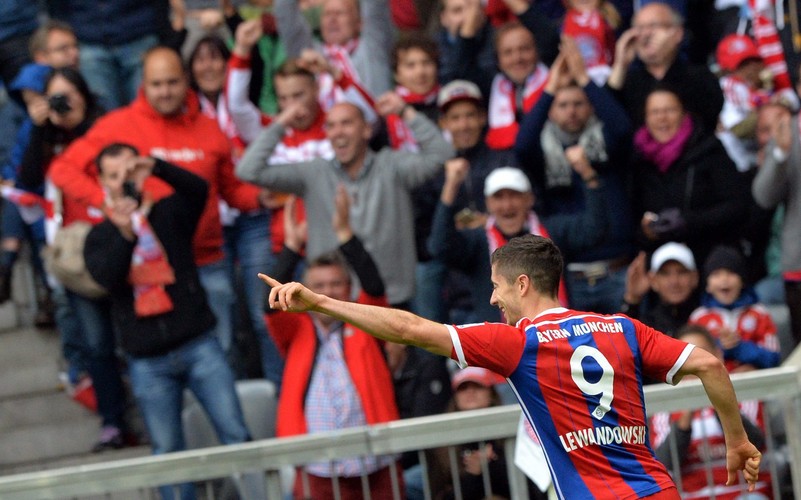 Robert Lewandowski zrobił po meczu selfie z żoną i kibicami