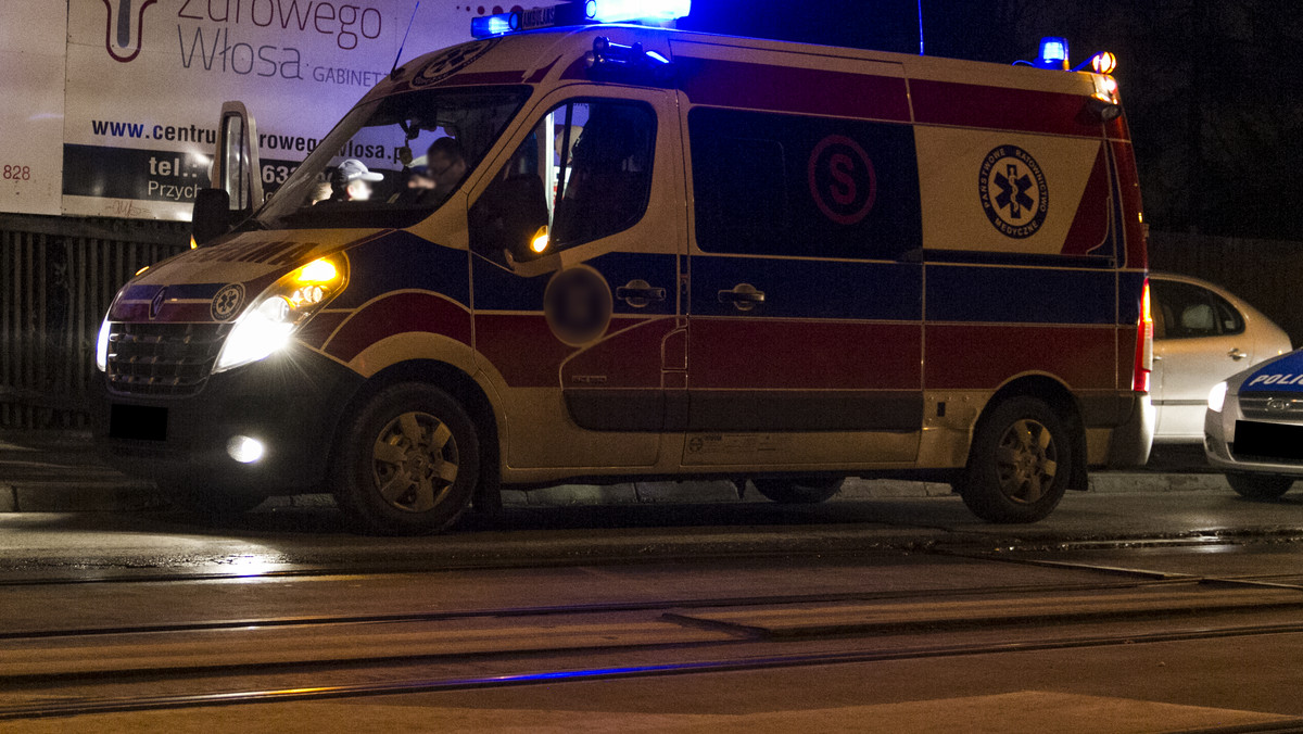 Samochód osobowy zderzył się z ciężarówką na drodze krajowej nr 7 w Zygmuntowie (woj. mazowieckie). Doszło do pożaru, w którym zginął kierowca osobówki - informuje TVN 24.