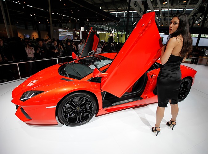 Salon samochodowy w Szanghaju... Jest na czym zawiesić oko :)