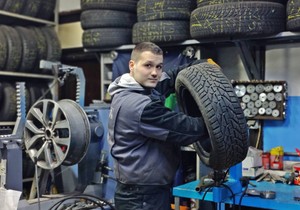 Aleksandar (28) je završio ekonomiju, a kada je video da se od zanata bolje živi, postao je jedini vulkanizer sa fakultetskom diplomom