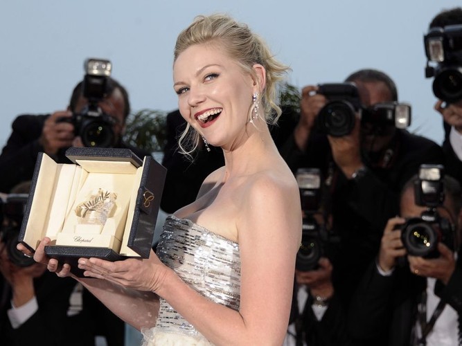 Kirsten Dunst z nagrodą festiwalu w cannes dla najlepszej aktorki. Dunst wyróżniono za kreację w filmie 'Melancholia'; maj 2011