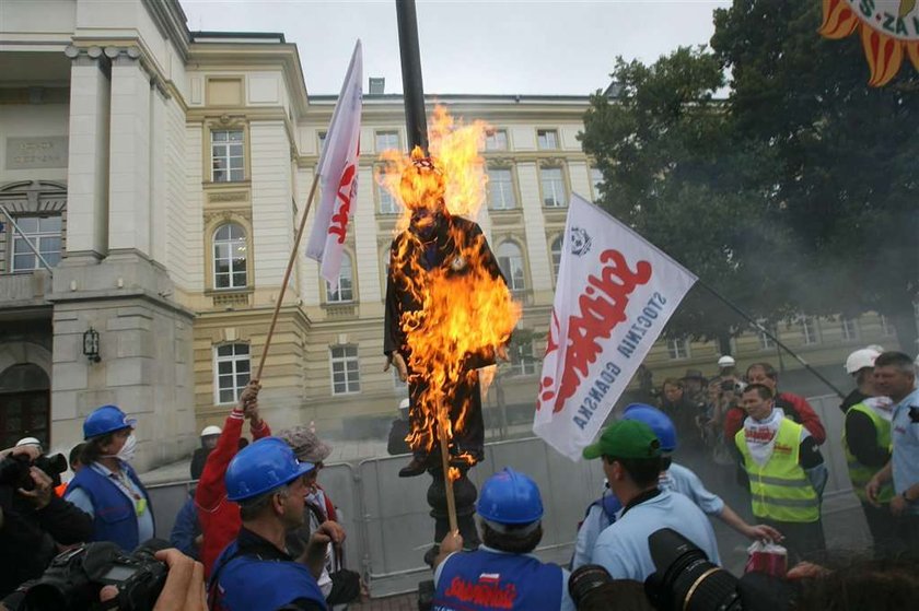 Ludzie walczyli o pieniądze