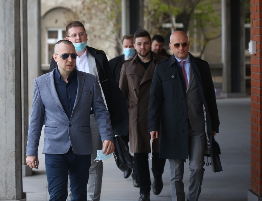 Zoran Marjanović u pratnji svojih advokata ispred Palate Pravde pre početka suđenja 