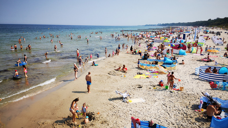 Marcin: dlaczego Polacy chodzą bez koszulek poza plażą? W Grecji tego nie ma [listy do Onetu]