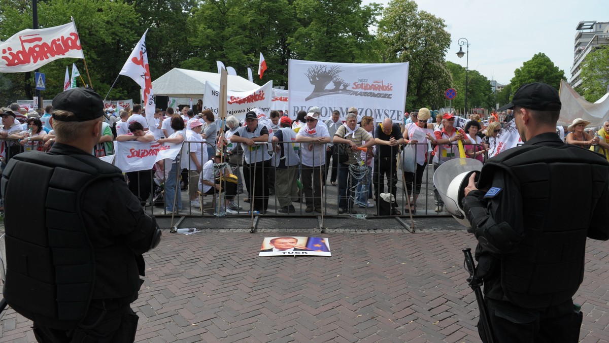 - Trzech posłów zostało pobitych. To skandal. Ja się nie dziwię Stefanowi Niesiołowskiemu, że on nie wytrzymał - powiedział dziś w Radiu Zet Janusz Palikot. Polityk zapowiedział też złożenie wniosku do prokuratury przeciwko działaczom "Solidarności", którzy mieli się tego dopuścić. Pobicie posłów potwierdził w radiowym studiu również Marek Siwiec z SLD.