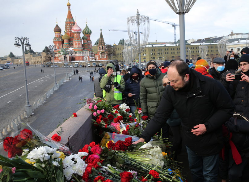 Kara-Murza na miejscu morderstwa Borysa Niemcowa.  27 lutego 2021 r. (6 lat po zabójstwie)