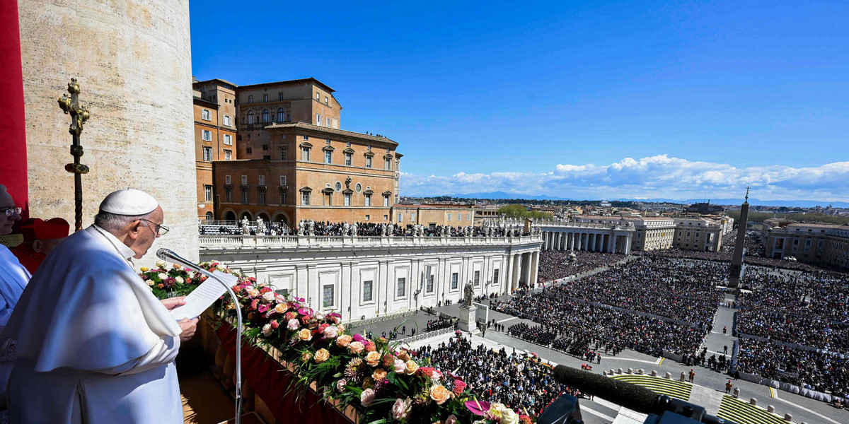 Papież zwrócił się do tłumów na Placu Świętego Piotra.