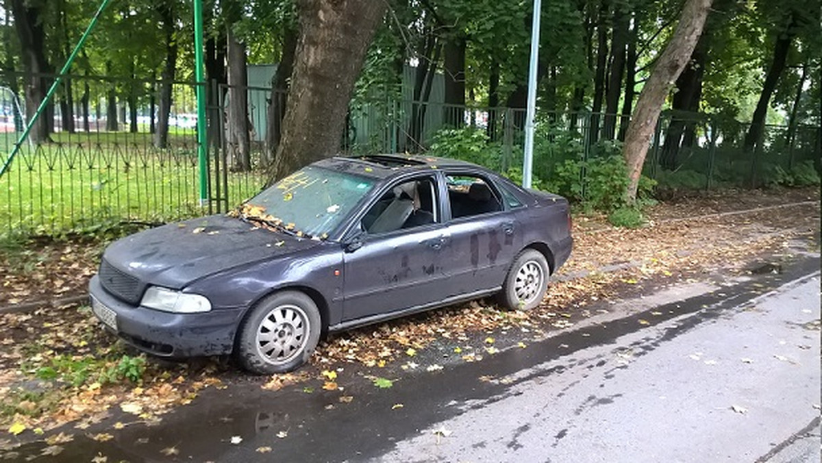 Wrak z osiedla Szkolnego – który stał tam co najmniej od wiosny – został w końcu usunięty. O porzuconym pojeździe informowaliśmy na łamach Onetu w poniedziałek.