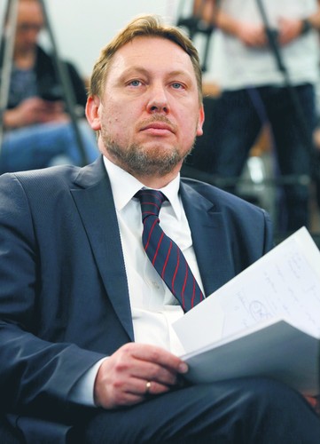 <strong>10. Jan Majchrowski, koordynator powołanego przez marszałka Sejmu zespołu ekspertów ds. problematyki TK, pierwszy raz w rankingu</strong>
<br><br>
Wprawdzie kierowany przez niego zespół ekspertów ds. TK nie wypracował skutecznych pomysłów na wyjście z impasu, ale wbrew temu, co publicznie twierdził marszałek Kuchciński, nie takie było jego zdanie. Z roli, jaką w rzeczywistości przypisano prof. Majchrowskiemu i jego kolegom, wywiązali się oni znakomicie. Zrodzony w bólach ekspercki raport może nie miał wielkiej wartości merytorycznej, za to wizerunkowe zyski dla rządzących przyniósł bezcenne. Od tamtej pory, gdy ze strony uznanych prawników padały zarzuty, że większość sejmowa chce zamrozić rozpatrywanie spraw przez TK, politycy PiS mogli twierdzić, że naukowe autorytety takiego zagrożenia nie widzą.