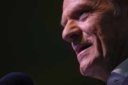 Donald Tusk sugeruje polskim piłkarzom, jak powinni odśpiewać hymn narodowy