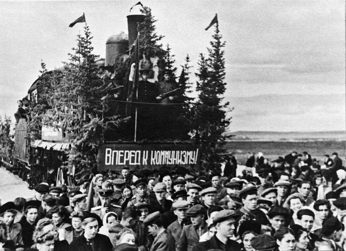 Masówka z oazji otwarcia odcinka linii kolejowej Czum - Łabytnangi, rok 1948. Hasło na lokomotywie: Naprzód do komunizmu'