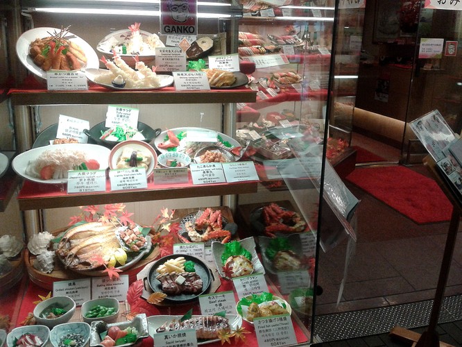 A tak wygląda wystawa restauracji z owocami morza w Osace.