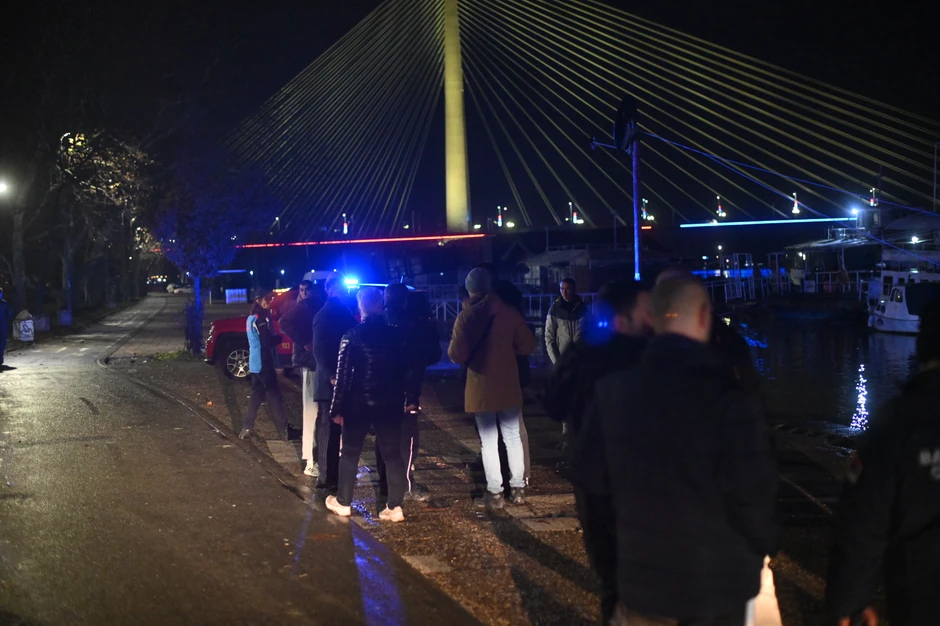 Evakuacija gostiju sa splava 