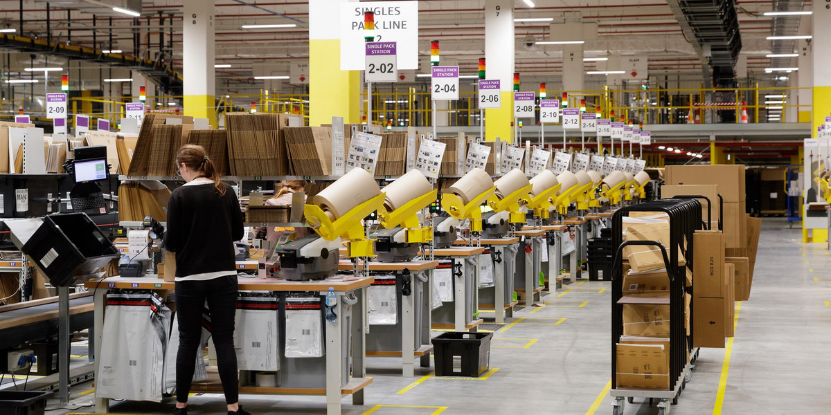 Amazon zapowiada otwarcie w Polsce kolejnego centrum logistycznego. Porównaliśmy zarobki, jakie gigant oferuje niemieckim i polskim pracownikom. 