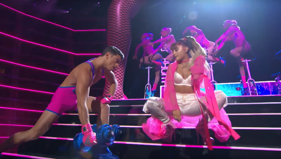 Ariana Grande i Nicki Minaj w koncertowym teledysku do "Side to Side"