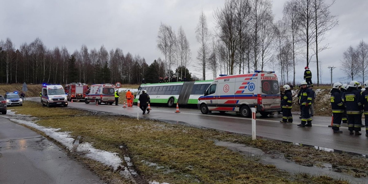 Groźny wypadek na Podlasiu. Autobus wypadł z drogi