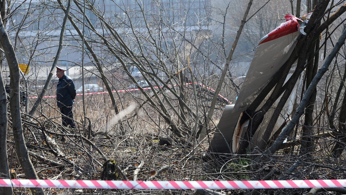 Czterech żołnierzy, których podejrzewano o kradzież kart bankowych z miejsca katastrofy pod Smoleńskiem, przyznało się do winy - poinformował przedstawiciel rosyjskiego komitetu śledczego przy Prokuraturze Generalnej Władimir Markin.