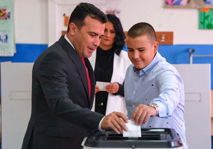 Sa suprugom Zoricom i sinom Duškom na referendumu u Strumici 2018.