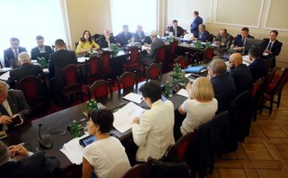 PO: Prace w komisji nad projektami o TK pod dyktando PiS
