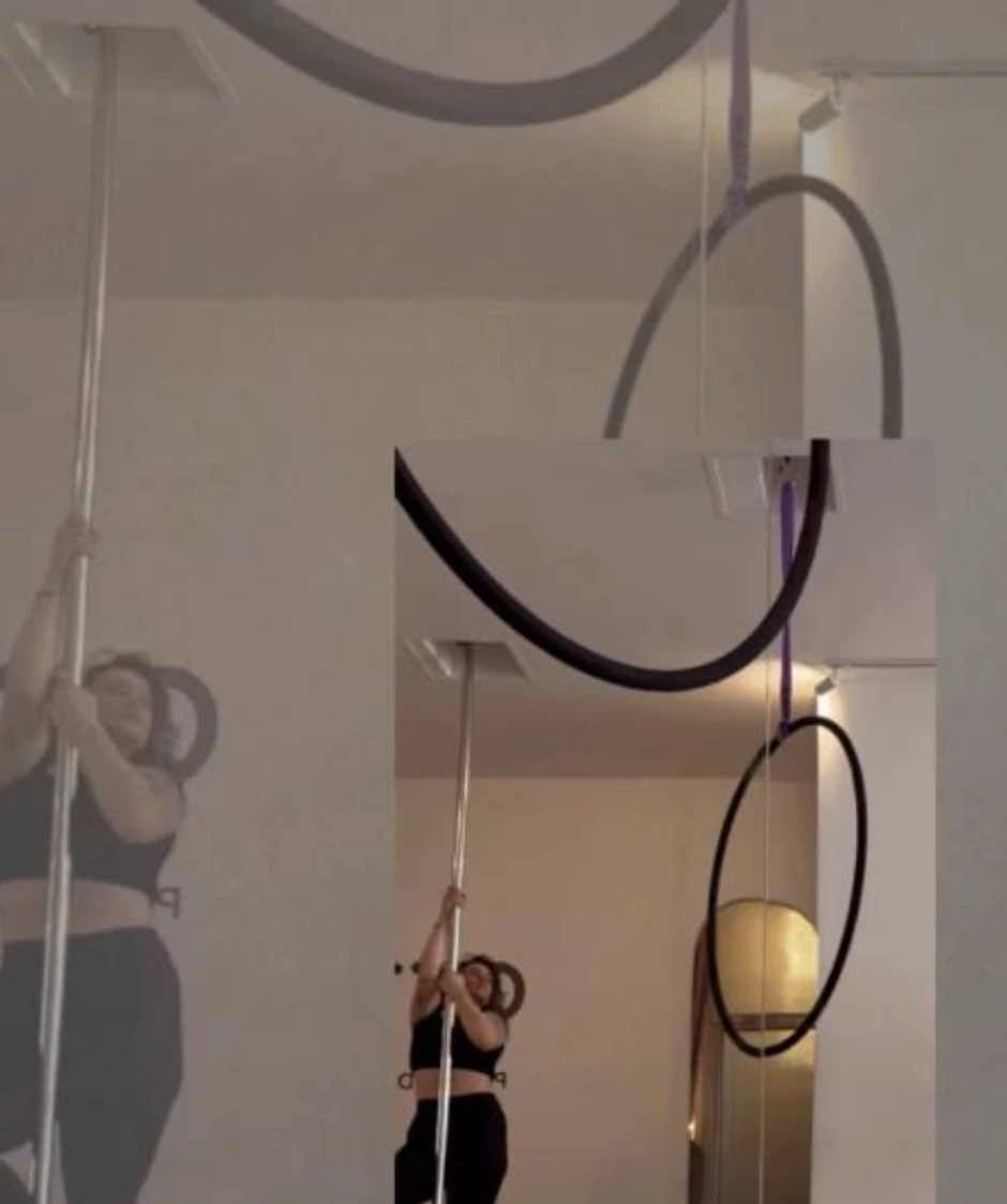 Kristina se uvija oko šipke