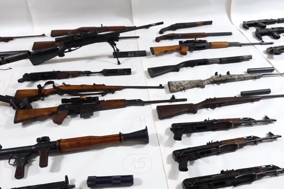SRBIJA UVODI STROŽA PRAVILA ZA DRŽANJE ORUŽJA Novi zakon do kraja meseca: Viša starosna granica, a evo šta je dozvoljeno maloletnicima i sve ostale novine