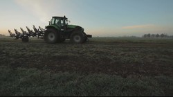 PiS chce zakazu sprzedaży ziemi. "Zakaz nie jest wymierzony w obcokrajowców"