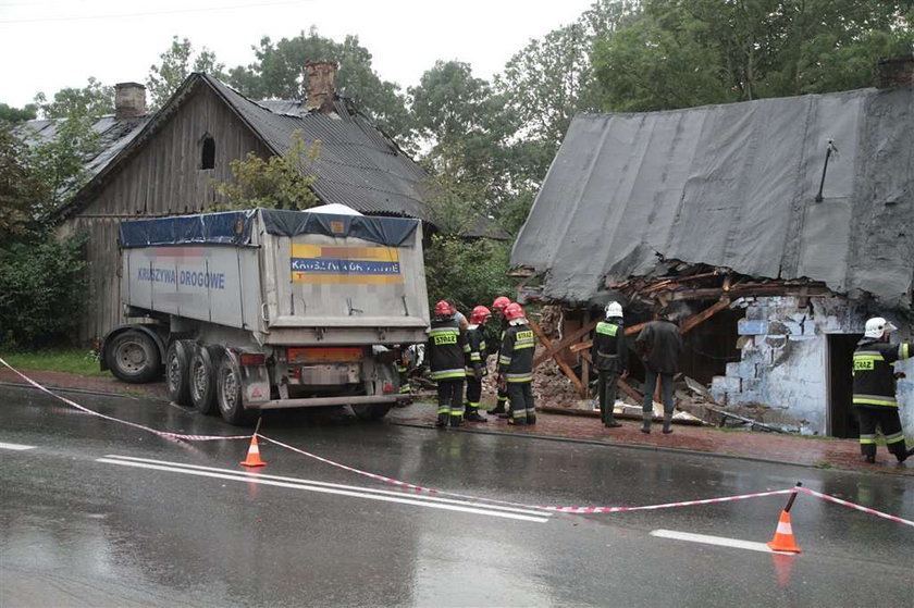 Tir wjachał w dom