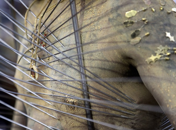 Dziesiątki haczyków powbijane w ciało robią wrażenie. Od samego oglądania nabiera się ochoty na środek przeciwbólowy