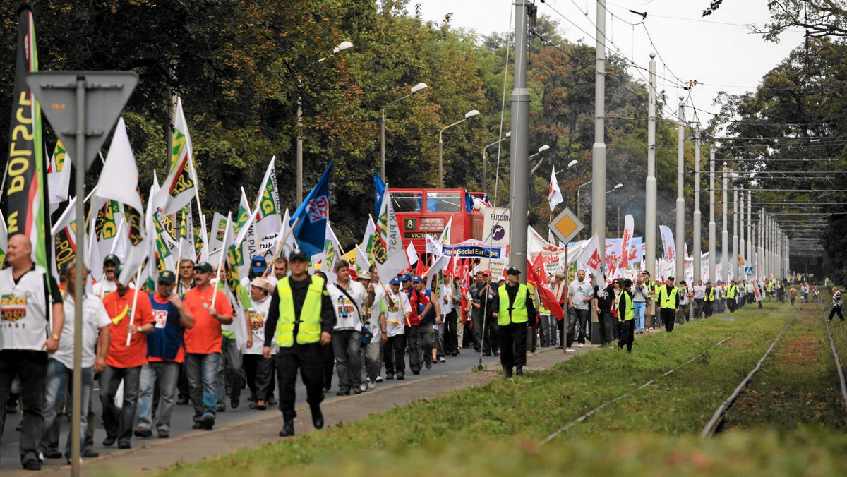 Na zapowiedź wrześniowego strajku generalnego PO odpowie raportem ujawniającym ogromne koszty funkcjonowania związków zawodowych - ustaliła "Gazeta Wyborcza". Partia rządząca liczy, że dzięki oburzeniu społeczeństwa, dostanie zielone światło na przyjęcie ustawy ograniczającej przywileje działaczy.