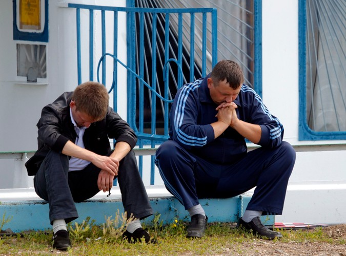 Bliscy ofiar czekają na rezultaty akcji ratunkowej