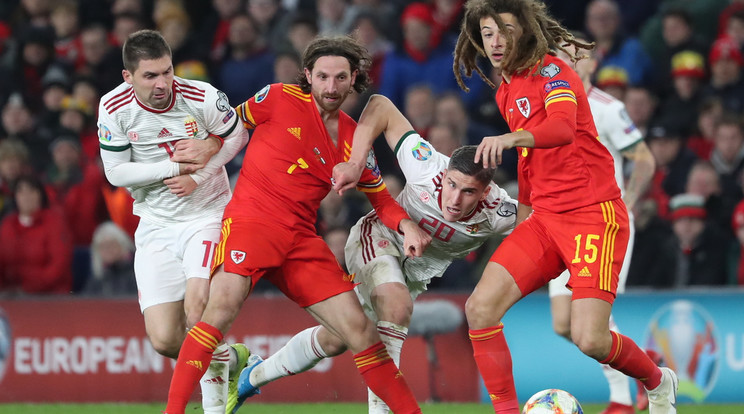 Pátkai Máté (balra) és Sallai Roland csak szenvedett Joe Allen (balról a második) és Ethan Ampadu mellett. /Fotó: Zsolnai Péter