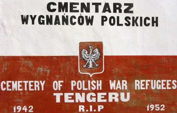 Tablica na murze polskiego cmentarza w Tengeru
