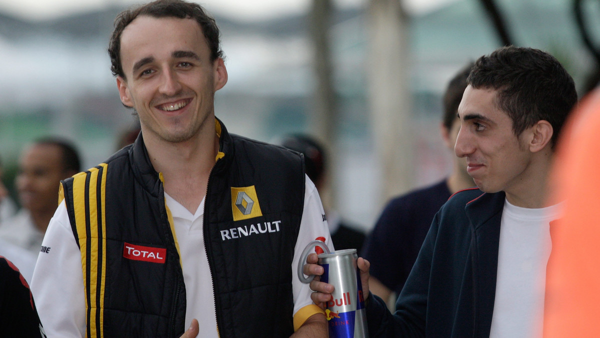 Robert Kubica spisuje się w tym sezonie tak znakomicie, że Renault będzie zmuszone stoczyć ostrą walkę o zatrzymanie go w przyszłym sezonie - ocenia angielski "The Guardian".