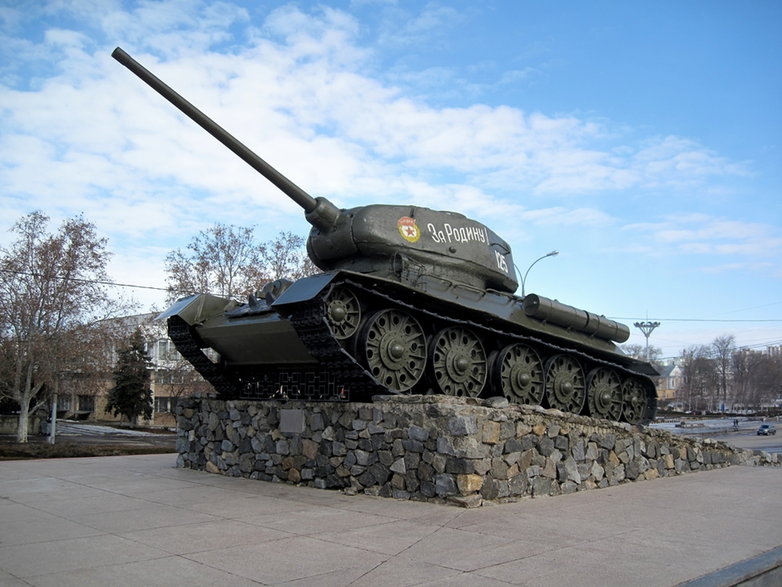 Monumentul tancului clasic în onoarea eroilor Marelui Război Patriotic al poporului sovietic 1941-1945 în centrul Tiraspolului