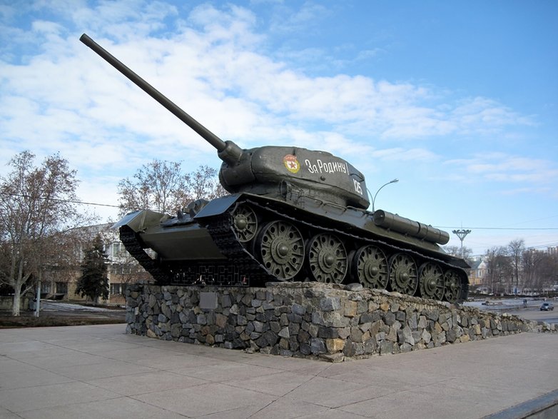 Monumentul tancului clasic în onoarea eroilor Marelui Război Patriotic al poporului sovietic 1941-1945 în centrul Tiraspolului