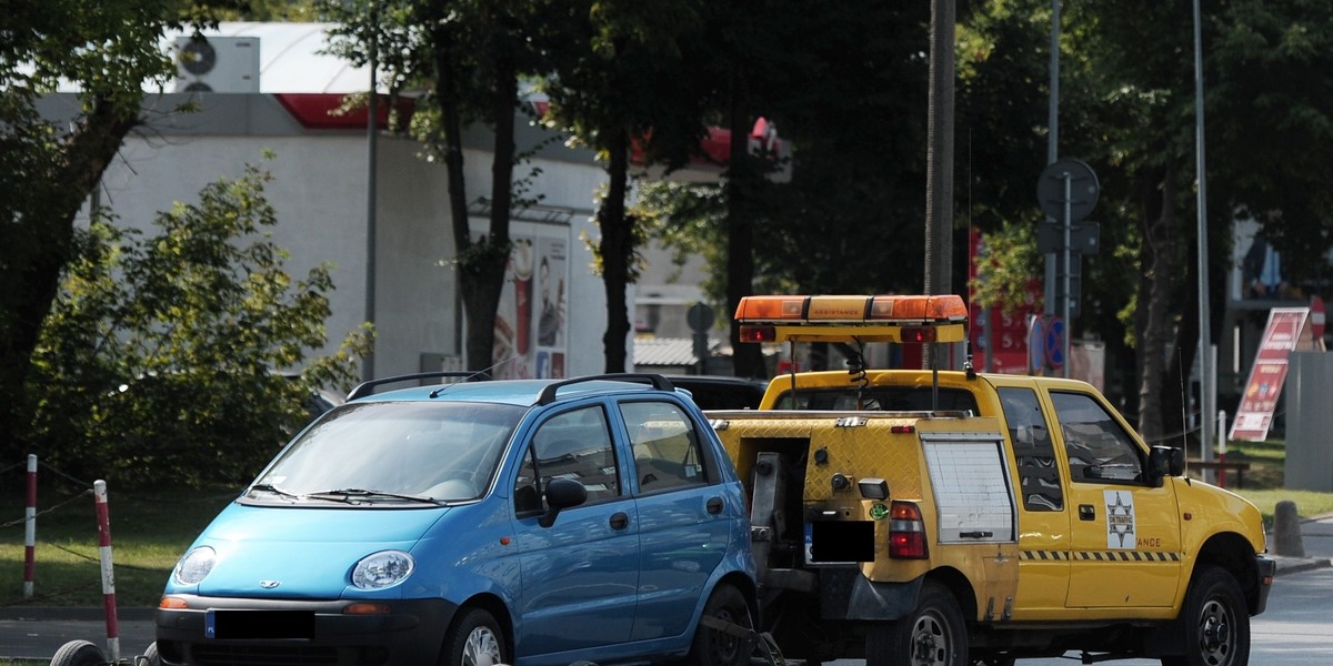 Straż Miejska odholowywuje samochody na Śłużewcu.