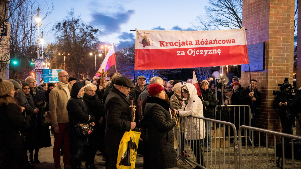 Międzynarodowy serwis ArtNet News, poświęcony wiadomościom ze świata sztuki, napisał o odbywających się w Toruniu protestach przeciwko wystawie Mariny Abramović. Wydarzenie wzbudziło w Polsce oburzenie środowisk katolickich.