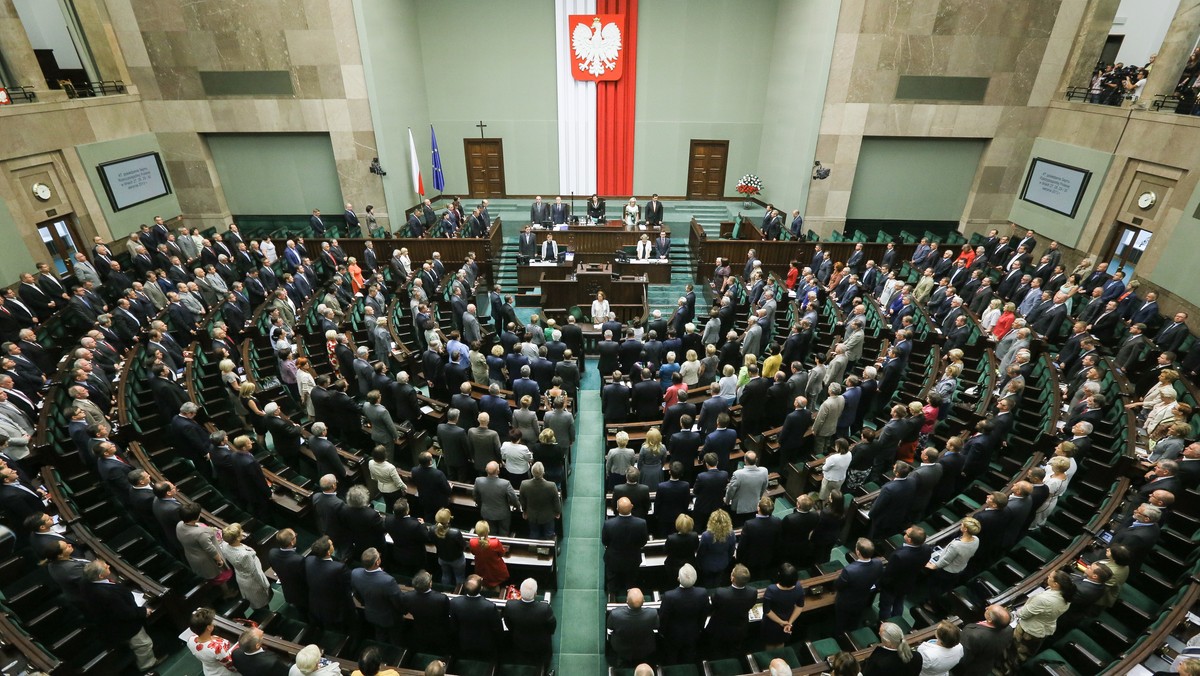 Poprawki dotyczące awansowania żołnierzy szczególnie zasłużonych i tych, którzy noszą wycofane stopnie, zarekomendowała w środę sejmowa komisja obrony do projektu nowelizacji ustawy o służbie wojskowej żołnierzy zawodowych.