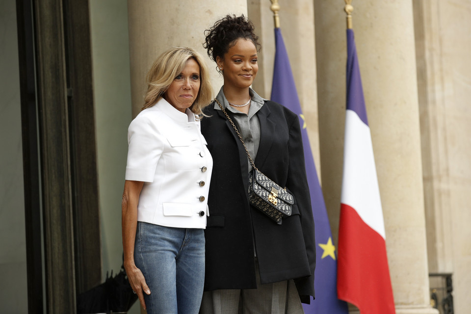 Rihanna i Brigitte Macron na spotkaniu w Paryżu