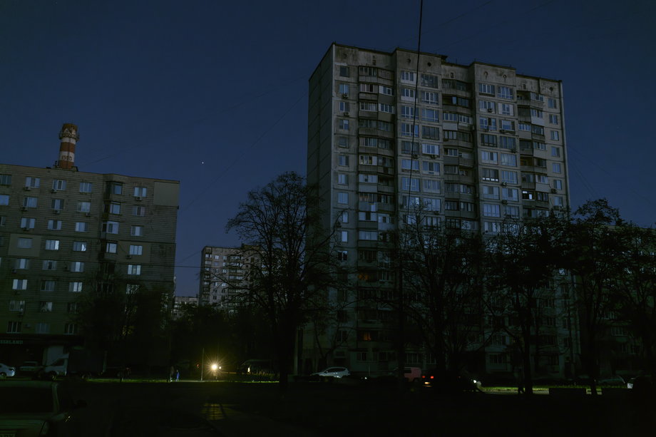 Nieoświetlone ulice i bloki mieszkalne podczas przerwy w dostawie prądu po rosyjskim ataku rakietowym na ukraińską infrastrukturę energetyczną w Kijowie, 31 października 2022 r.